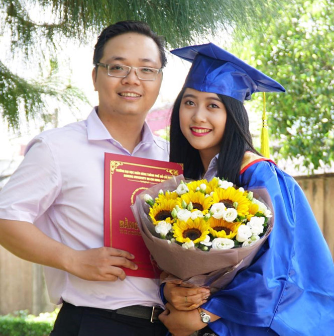 Cả hai công khai tình cảm trong ngày Hà tốt nghiệp. Cả hai công khai tình cảm trong ngày Hà tốt nghiệp.