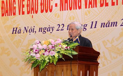 Ông Hà Đăng phát biểu tham luận tại Hội thảo. Ông Hà Đăng phát biểu tham luận tại Hội thảo.