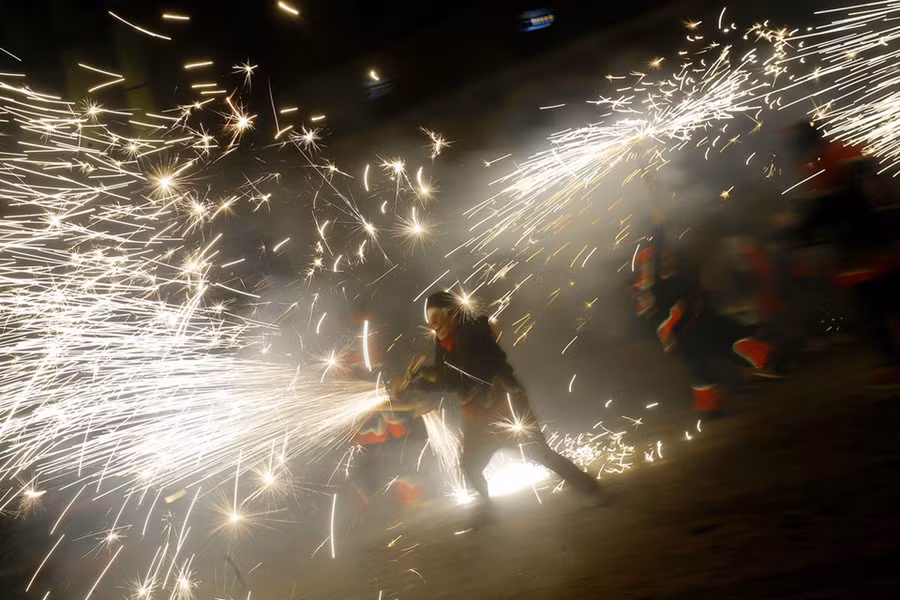  Chạy cùng lửa: Nghệ sĩ biểu diễn bắn pháo hoa trong lễ hội Correfoc (