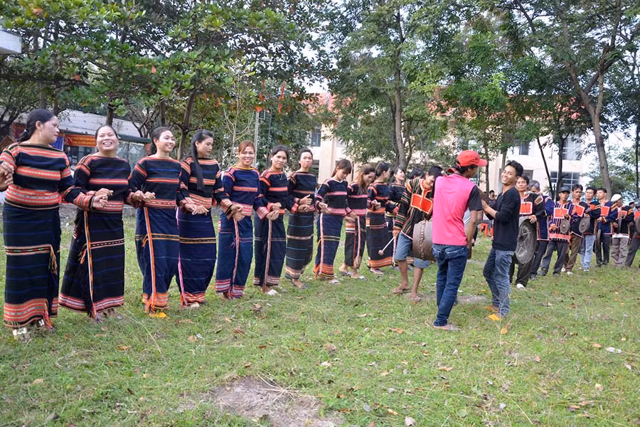 Nối rộng vòng xoang đoàn kết xã Ia Kdăm. Ảnh: Đức Phương Nối rộng vòng xoang đoàn kết xã Ia Kdăm. Ảnh: Đức Phương