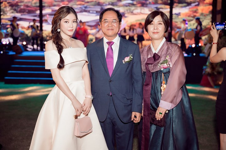 Lý Nhã Kỳ luôn biết cách phối hợp, biến hóa trong gout cổ điển để không tạo cảm giác nhàn chán cho công chúng mỗi lần xuất hiện.