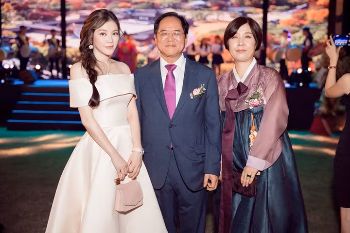 Lý Nhã Kỳ luôn biết cách phối hợp, biến hóa trong gout cổ điển để không tạo cảm giác nhàn chán cho công chúng mỗi lần xuất hiện. Lý Nhã Kỳ luôn biết cách phối hợp, biến hóa trong gout cổ điển để không tạo cảm giác nhàn chán cho công chúng mỗi lần xuất hiện.