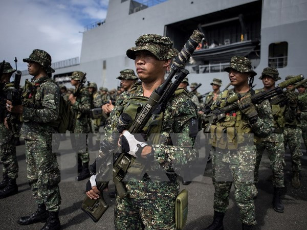 Binh sỹ Philippines làm nhiệm vụ tại khu vực Manila. Binh sỹ Philippines làm nhiệm vụ tại khu vực Manila.