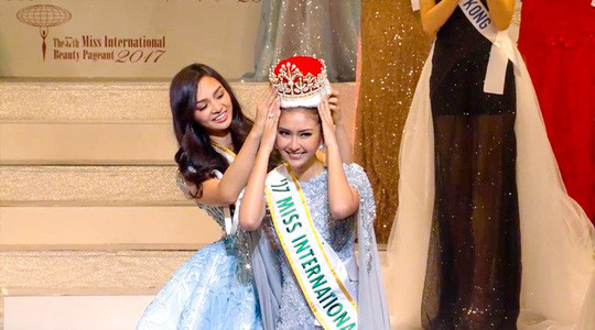 Cười rạng rỡ.