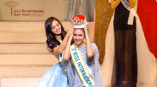 Cười rạng rỡ.