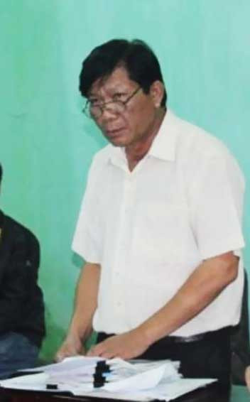 Ông Nguyễn Đình Viên-Trưởng phòng TN-MT huyện Chư Sê ( đứng) 