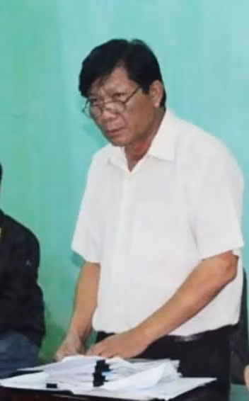 Ông Nguyễn Đình Viên-Trưởng phòng TN-MT huyện Chư Sê ( đứng) 