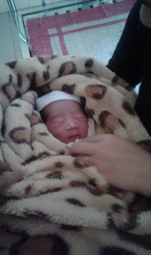 Bé gái còn nguyên dây rốn bị bỏ lại trong sân. Bé gái còn nguyên dây rốn bị bỏ lại trong sân.