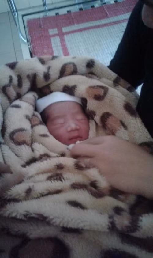 Bé gái còn nguyên dây rốn bị bỏ lại trong sân.