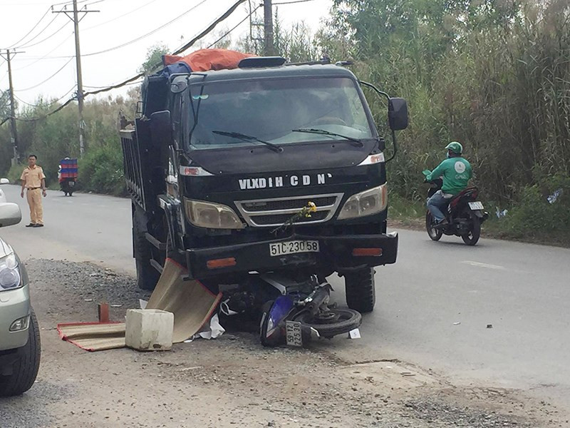 Nam công nhân đang trên đường đi làm thì va chạm với xe tải và bị phương tiện xe này cán tử vong. Nam công nhân đang trên đường đi làm thì va chạm với xe tải và bị phương tiện xe này cán tử vong.
