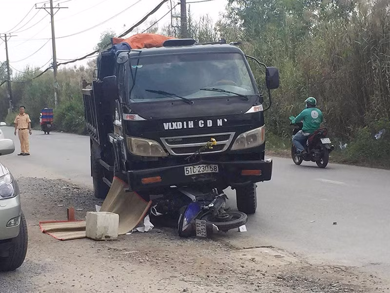 Nam công nhân đang trên đường đi làm thì va chạm với xe tải và bị phương tiện xe này cán tử vong.