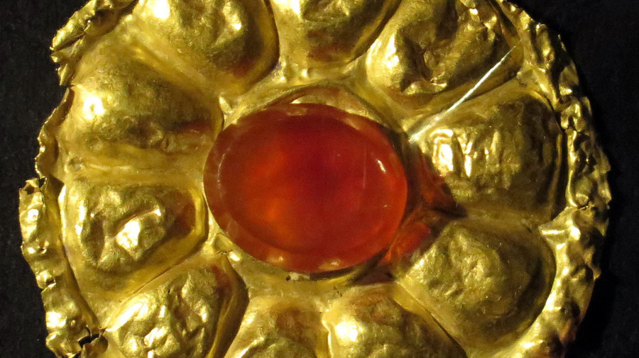 Vật đeo bằng vàng của cư dân Óc Eo Vật đeo bằng vàng của cư dân Óc Eo