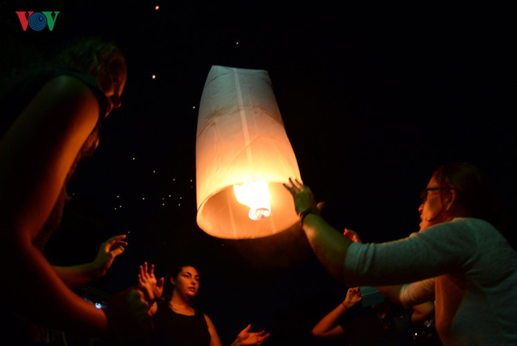 Cứ đến ngày trăng tròn tháng 12 theo lịch Thái (khoảng tháng 11), lễ hội Loy Krathong lại được tổ chức. Lễ Loy Krathong chỉ diễn ra trong một ngày ở Chiang Mai, nhưng để thu hút khách du lịch, thành phố có thể kéo dài 3 ngày thả đèn ở các địa điểm quy định.