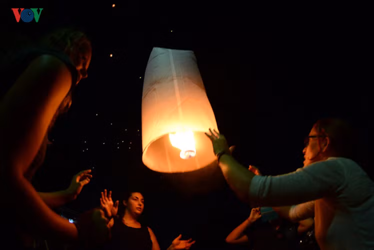 Cứ đến ngày trăng tròn tháng 12 theo lịch Thái (khoảng tháng 11), lễ hội Loy Krathong lại được tổ chức. Lễ Loy Krathong chỉ diễn ra trong một ngày ở Chiang Mai, nhưng để thu hút khách du lịch, thành phố có thể kéo dài 3 ngày thả đèn ở các địa điểm quy định.