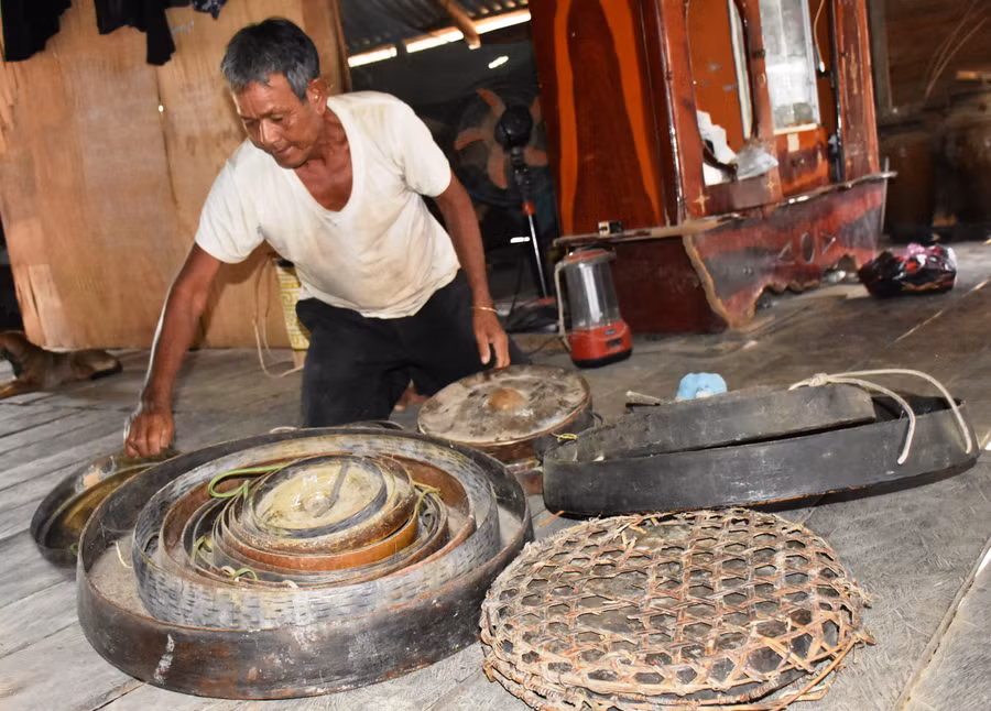 Những bộ cồng chiêng của làng đang dần phủ một lớp bụi dày. Ảnh: Trần Dung