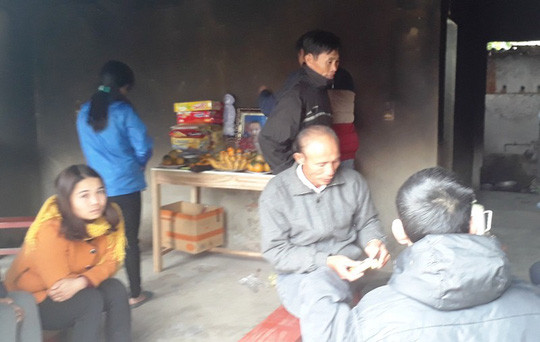 Người thân và bà con chòm xóm đến chia buồn với gia đình nạn nhân  Người thân và bà con chòm xóm đến chia buồn với gia đình nạn nhân