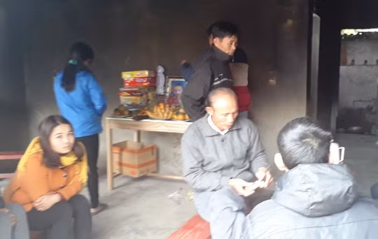  Người thân và bà con chòm xóm đến chia buồn với gia đình nạn nhân