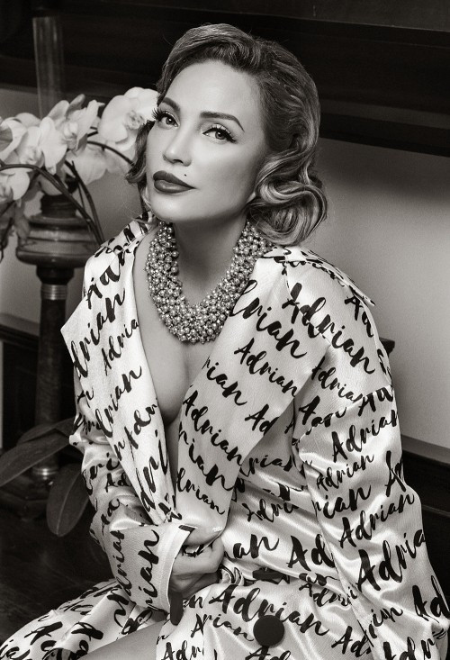 Thậm chí, ca sĩ hải ngoại còn không ngần ngại diện những bộ cánh xẻ sâu, khoe lợi thế vóc dáng gợi cảm.