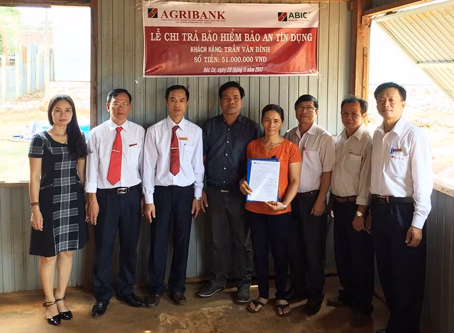  ABIC Gia Lai chi trả bảo hiểm cho khách hàng tại Đức Cơ. Ảnh: Sơn Ca