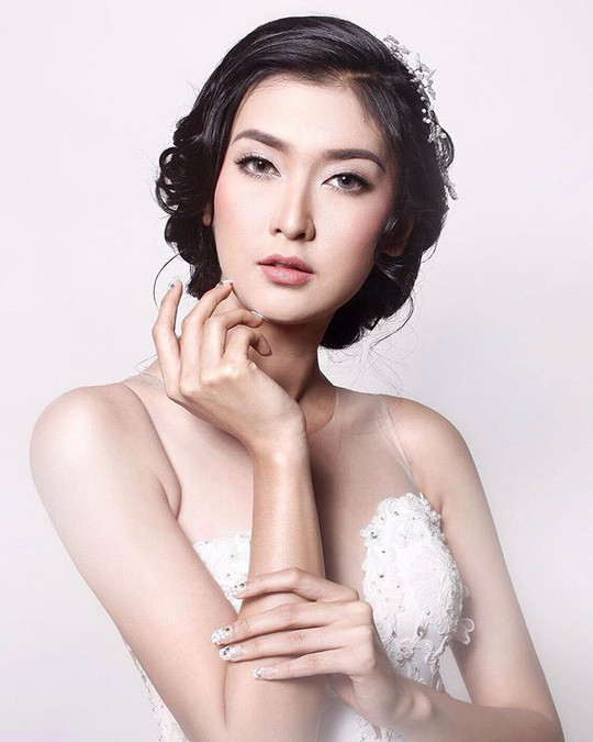 Cô có thần thái cuốn hút.