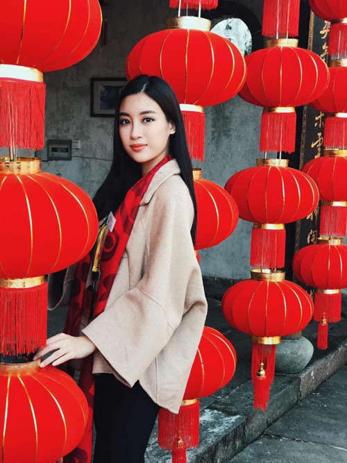 Người đẹp tận hưởng khung cảnh tươi đẹp với tinh thần thoải mái, tự tin, không áp lực. Người đẹp tận hưởng khung cảnh tươi đẹp với tinh thần thoải mái, tự tin, không áp lực.