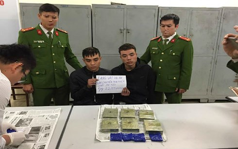 Hai đối tượng tại cơ quan công an.