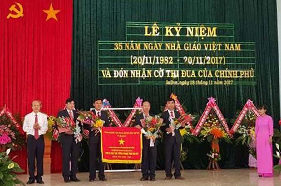 Trường THPT Tôn Đức Thắng đón nhận Cờ thi đua của Thủ tướng Chính phủ. Ảnh: Nguyễn Giang