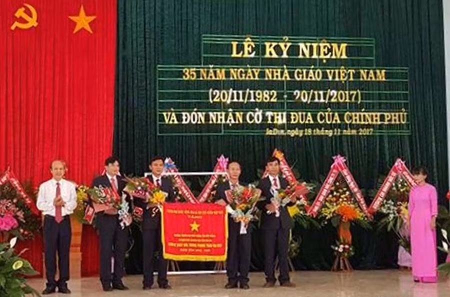 Trường THPT Tôn Đức Thắng đón nhận Cờ thi đua của Thủ tướng Chính phủ. Ảnh: Nguyễn Giang