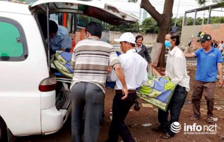 Lực lượng chức năng đưa thi thể nạn nhân đến BVĐK tỉnh Đak Lak để tiến hành khám nghiệm, điều tra nguyên nhân vụ việc. Ảnh: Infonet Lực lượng chức năng đưa thi thể nạn nhân đến BVĐK tỉnh Đak Lak để tiến hành khám nghiệm, điều tra nguyên nhân vụ việc. Ảnh: Infonet