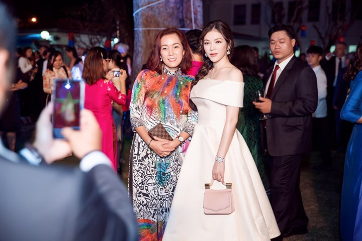 Ngoài ra, Lý Nhã Kỳ còn được đánh giá cao bởi cách ngoại giao và lối ứng xử tinh tế.