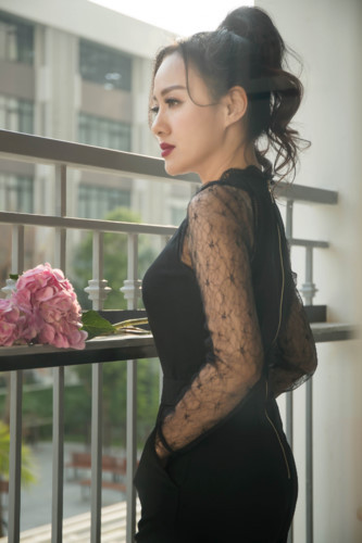 Hoài Anh xinh đẹp trong một thiết kế váy ren đen quyến rũ.