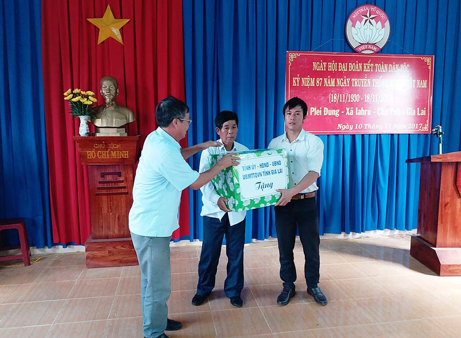 Lãnh đạo Ủy ban MTTQ Việt Nam tỉnh tặng quà cho thôn Plei Đung. Ảnh: Ngọc Sang