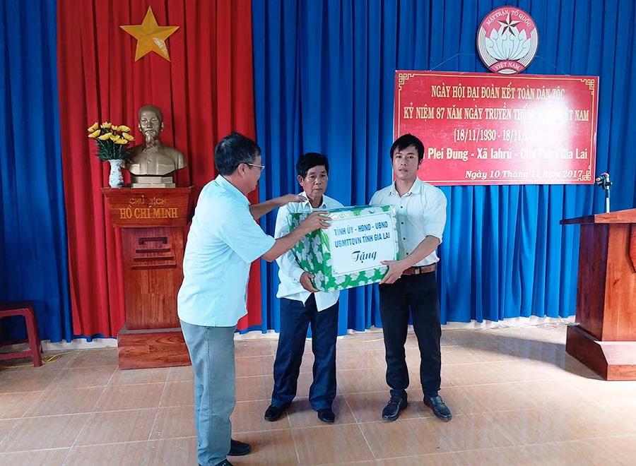 Lãnh đạo Ủy ban MTTQ Việt Nam tỉnh tặng quà cho thôn Plei Đung. Ảnh: Ngọc Sang