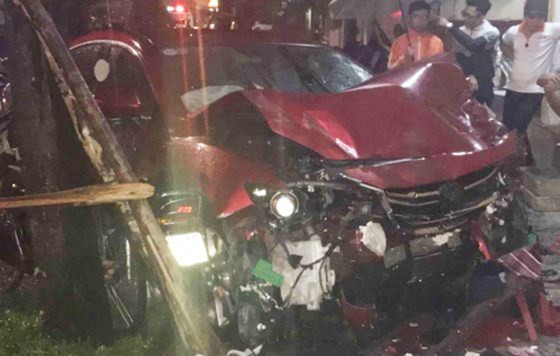 Đầu chiếc xe ô tô do Dương Đức Huy điều khiển biến dạng sau tai nạn liên hoàn