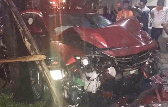 Đầu chiếc xe ô tô do Dương Đức Huy điều khiển biến dạng sau tai nạn liên hoàn