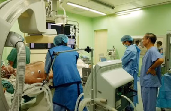 Ê kíp Tin mạch can thiệp của Bệnh viện Trung ương Huế tiến hành chụp mạch vành và đặt stent cho ông Bernard H.