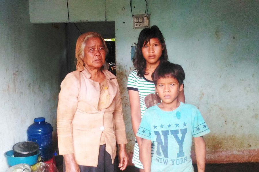 Bà Siu H’Kiah cùng 2 cháu ngoại trong căn nhà cấp 4 đã xuống cấp, chật chội và ẩm mốc. Ảnh: L.H.H Bà Siu H’Kiah cùng 2 cháu ngoại trong căn nhà cấp 4 đã xuống cấp, chật chội và ẩm mốc. Ảnh: L.H.H