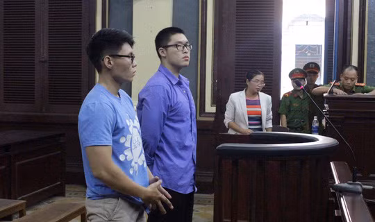  Bị cáo Ho Chun Sum (áo tay dài) và Võ Minh Quang tại phiên tòa.
