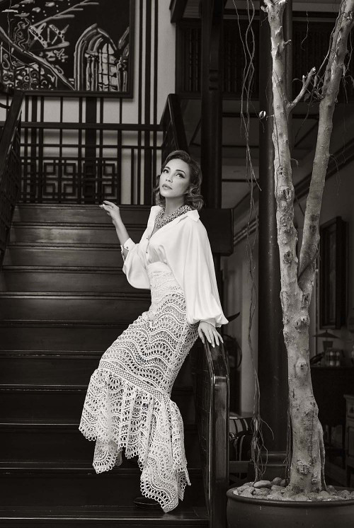 Việc hợp tác với nhà thiết kế Adrian Anh Tuấn cũng giúp Thanh Hà thay đổi hình ảnh ở mặt tích cực. Không chỉ đẹp, cô còn mạnh dạn khoe vóc dáng trong những bộ cánh được thiết kế riêng.