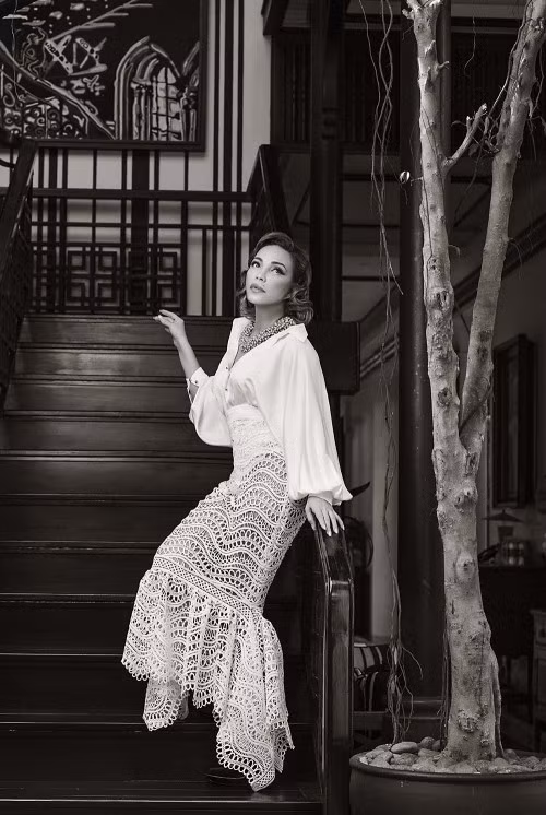 Việc hợp tác với nhà thiết kế Adrian Anh Tuấn cũng giúp Thanh Hà thay đổi hình ảnh ở mặt tích cực. Không chỉ đẹp, cô còn mạnh dạn khoe vóc dáng trong những bộ cánh được thiết kế riêng.