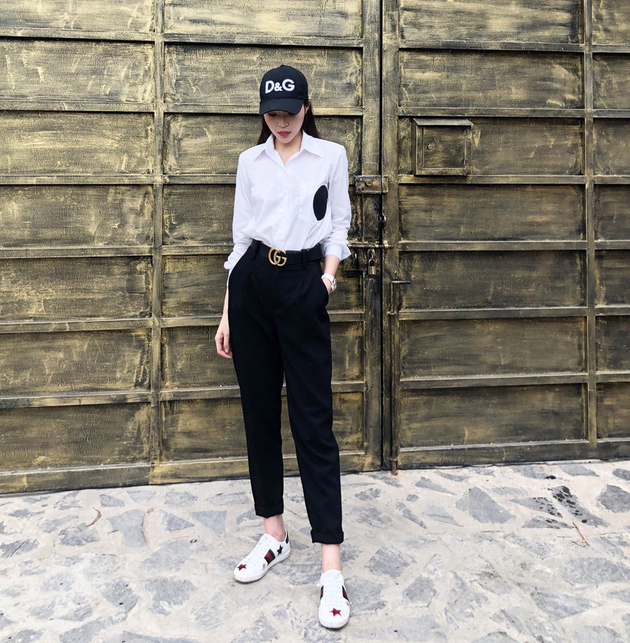 Với sơ mi trắng, cô chọn cách mix với quần âu dáng cạp cao và giày sneaker trắng. Điểm nhấn với giày và thắt lưng Gucci giúp cô nâng tầm cho bộ trang phục. Với sơ mi trắng, cô chọn cách mix với quần âu dáng cạp cao và giày sneaker trắng. Điểm nhấn với giày và thắt lưng Gucci giúp cô nâng tầm cho bộ trang phục.