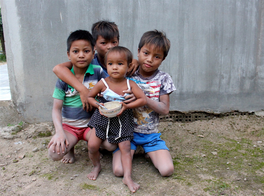 Những đứa con của chị Đinh Thị Blăk giờ phải tự bảo bọc cho nhau. Ảnh: Hồng Thi