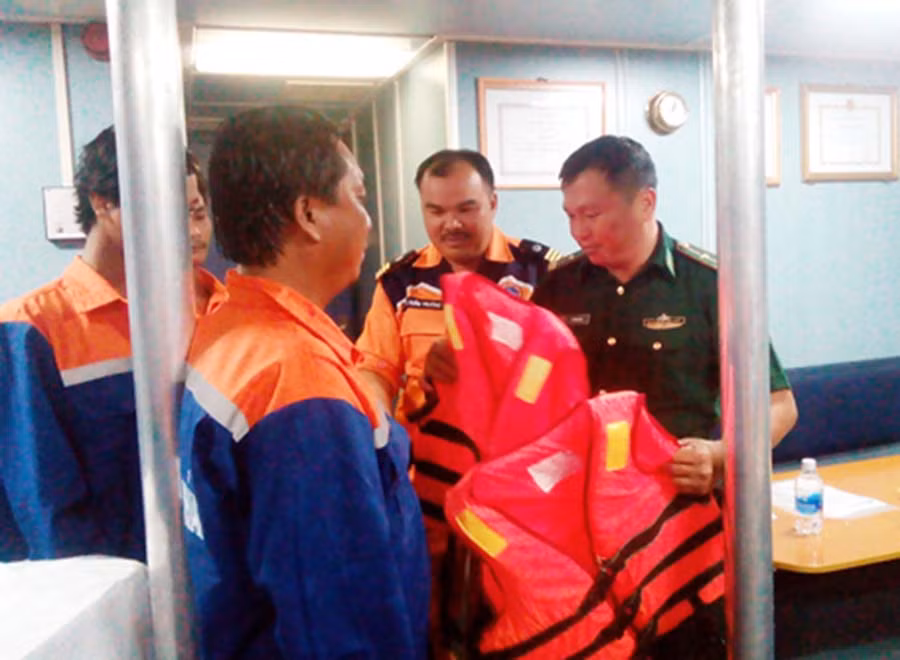  Lãnh đạo Vungtau MRCC tặng áo phao và hỏi han các ngư dân. Ảnh: Thành Huy