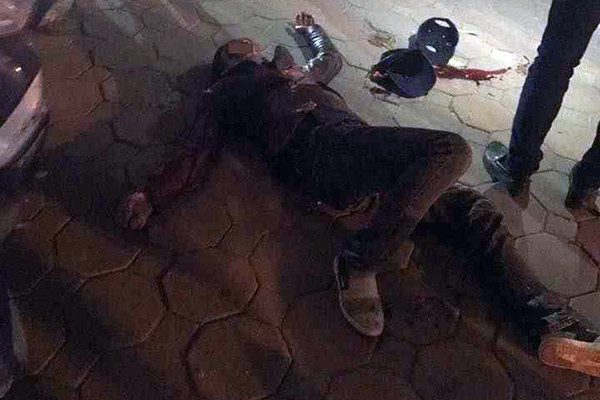 Nạn nhân được sơ cứu tại chỗ và chuyển đi bệnh viện sau đó.