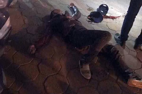 Nạn nhân được sơ cứu tại chỗ và chuyển đi bệnh viện sau đó.