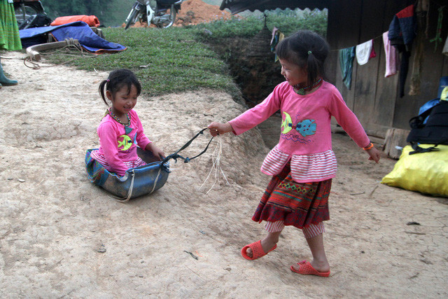 Mong Gống có một đôi chân giả để em tự vận động, đi lại. Mong Gống có một đôi chân giả để em tự vận động, đi lại.