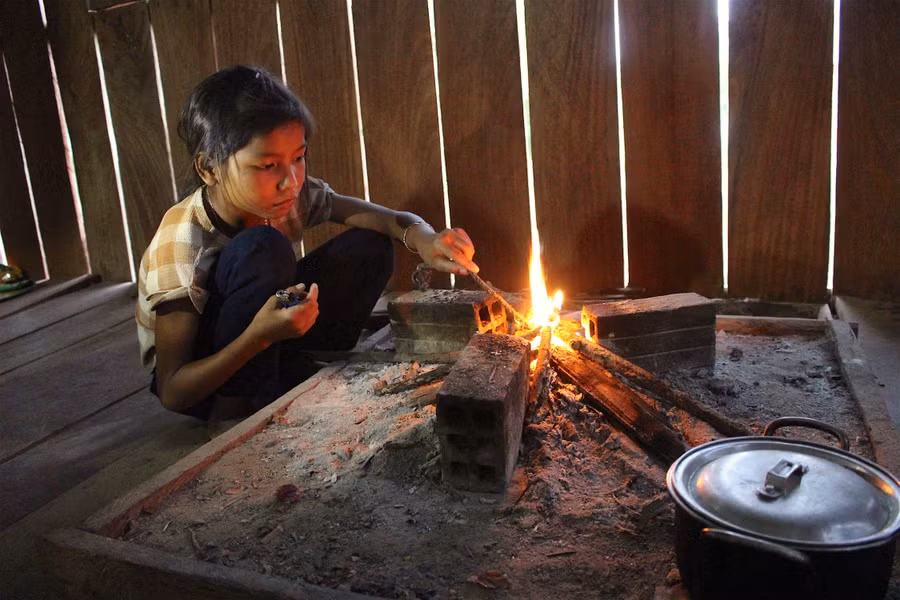 Sống một mình, Hiệp thường hay khóc vì nhớ cha mẹ. Ảnh: Hồng Thi Sống một mình, Hiệp thường hay khóc vì nhớ cha mẹ. Ảnh: Hồng Thi