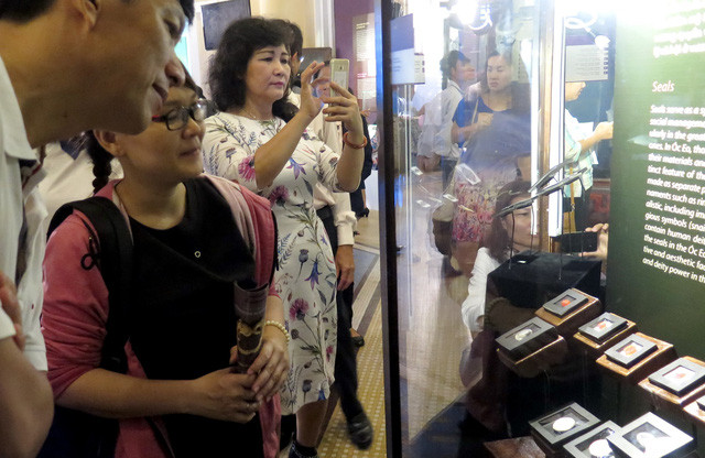 Khách tham quan chiêm ngưỡng cổ vật Óc Eo tại phiên khai mạc Khách tham quan chiêm ngưỡng cổ vật Óc Eo tại phiên khai mạc