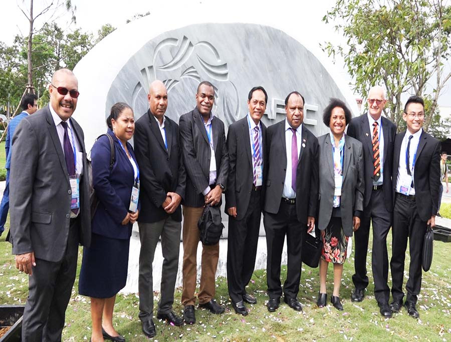 Các đoàn quốc tế chụp ảnh tại công viên APEC