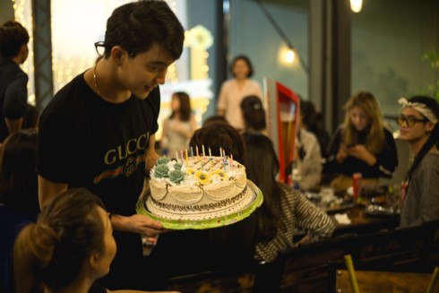 Ekip chuẩn bị sinh nhật bất ngờ cho B Trần  Ekip chuẩn bị sinh nhật bất ngờ cho B Trần